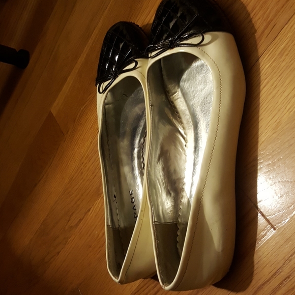 Black and white flats - Picture 3 of 4